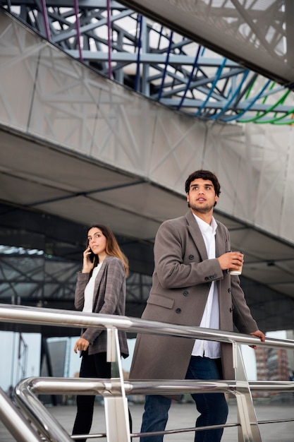 Personnes à plan moyen dans un lieu urbain