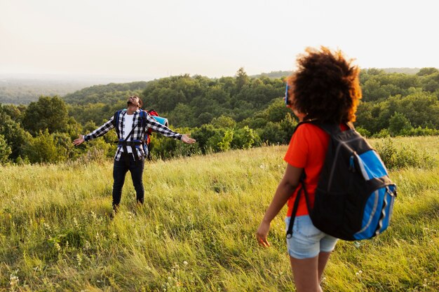 Personnes à plan moyen dans la nature