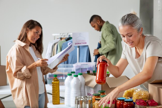 Personnes à plan moyen avec des dons de nourriture