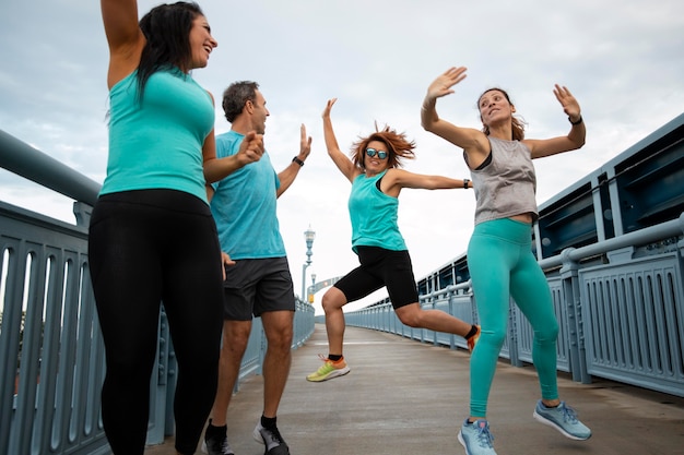 Personnes à plan moyen faisant du sport