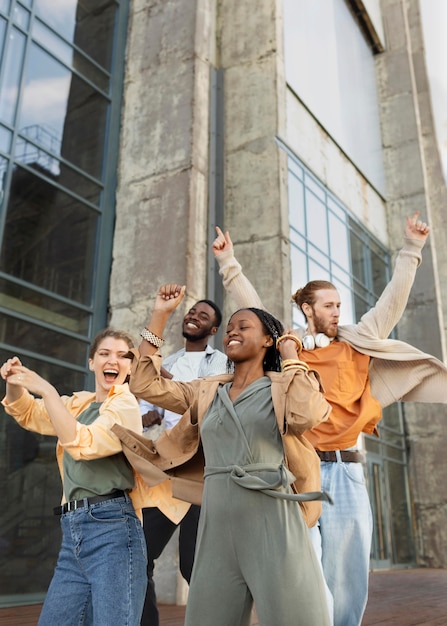 Photo gratuite des personnes de plan moyen faisant la fête