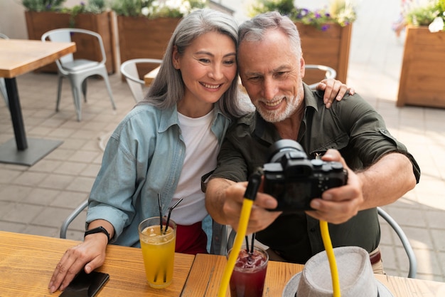 Personnes à plan moyen prenant un selfie avec un appareil photo