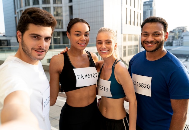 Photo gratuite personnes à plan moyen prenant un selfie