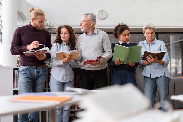 Photo gratuite des personnes de plan moyen qui étudient ensemble