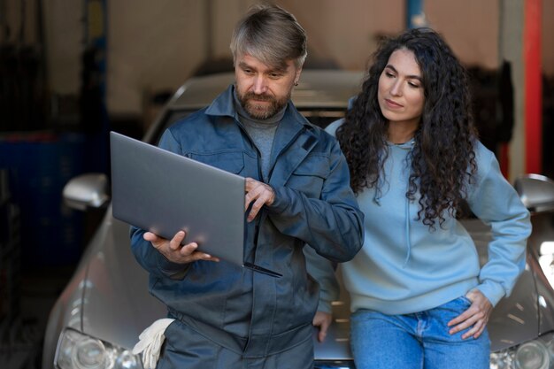 Personnes à plan moyen regardant un ordinateur portable