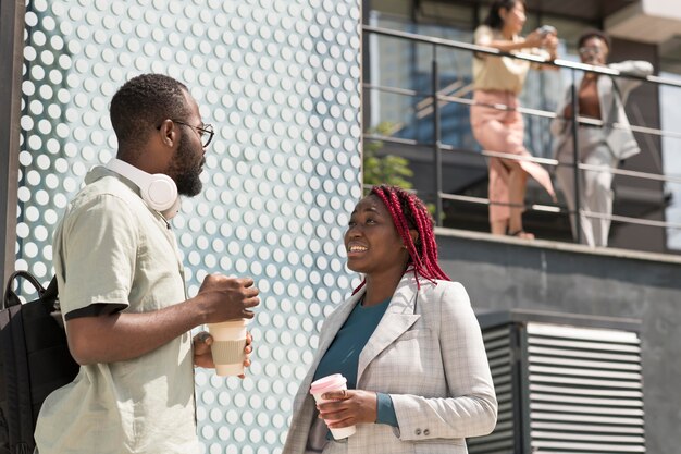 Personnes à plan moyen avec des tasses à café