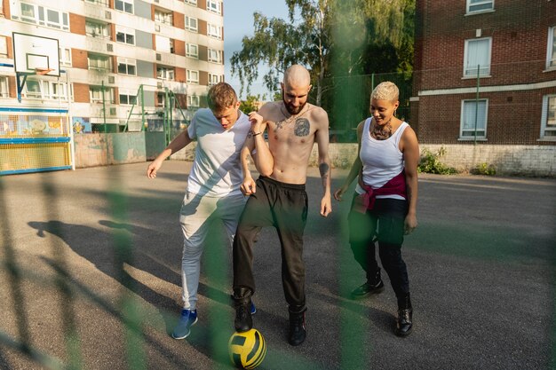 Personnes pleines avec ballon