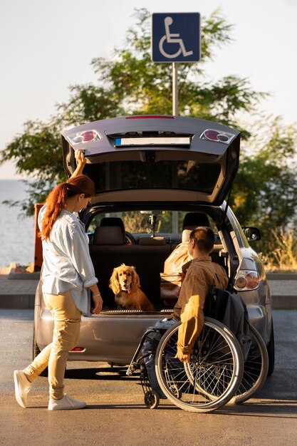 Personnes pleines avec fauteuil roulant et voiture