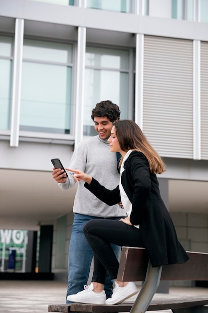 Personnes pleines avec smartphone