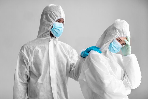 Personnes portant une combinaison de protection dans une zone à risque biologique