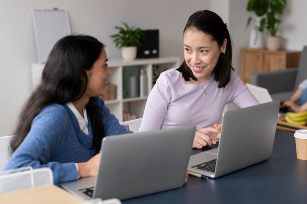 Personnes pratiquant l'intégration sociale dans l'espace de travail