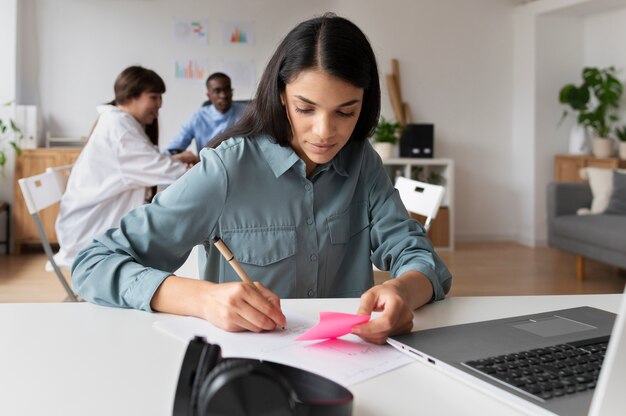 Personnes pratiquant l'intégration sociale dans l'espace de travail