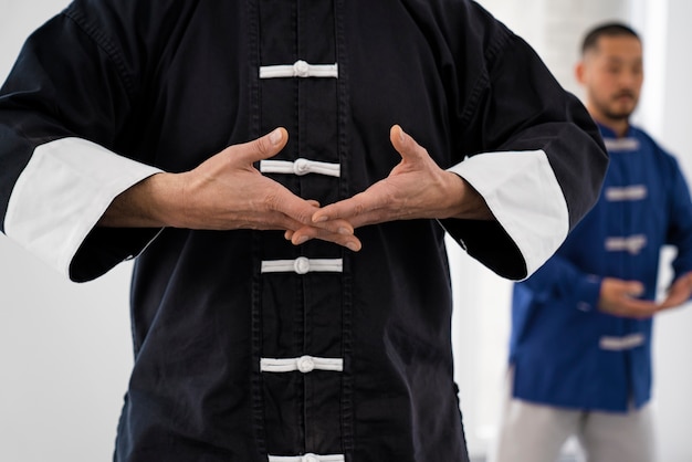 Photo gratuite personnes pratiquant le tai chi vue de face