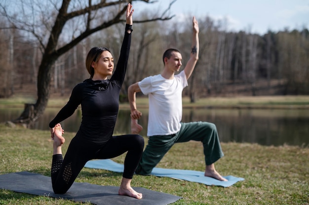 Personnes pratiquant le yoga à l'extérieur