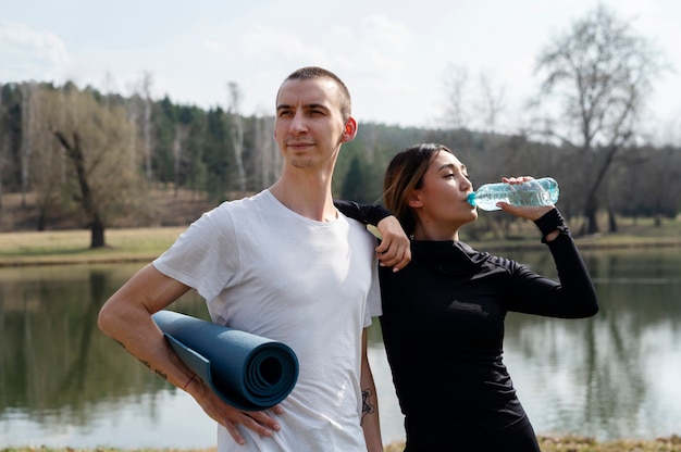 Personnes pratiquant le yoga à l'extérieur