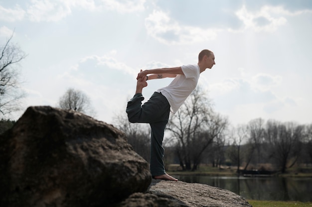 Personnes pratiquant le yoga à l'extérieur