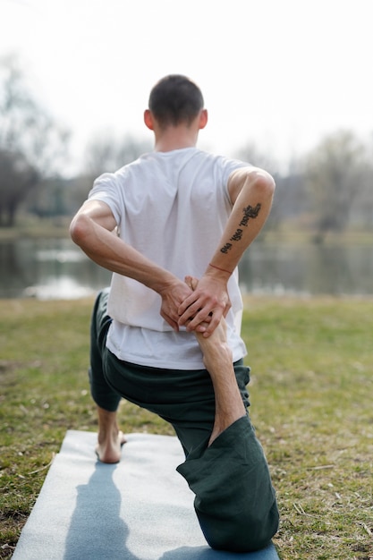 Personnes pratiquant le yoga à l'extérieur