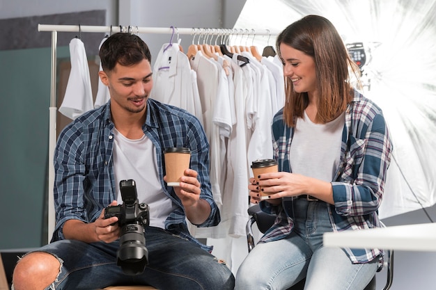 Personnes prenant dans un studio de prise de vue photo