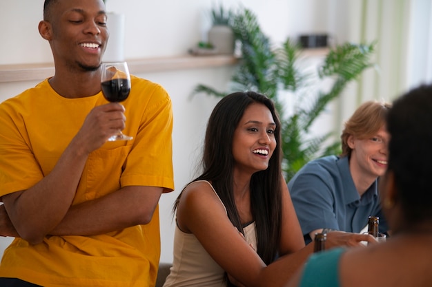 Photo gratuite personnes prenant de la nourriture et des boissons lors d'un dîner