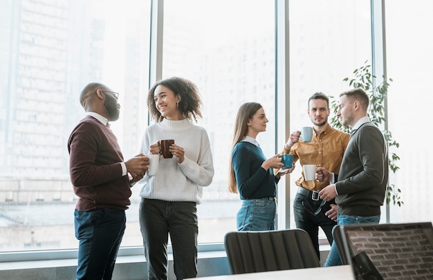 Photo gratuite personnes prenant une pause-café lors d'une réunion