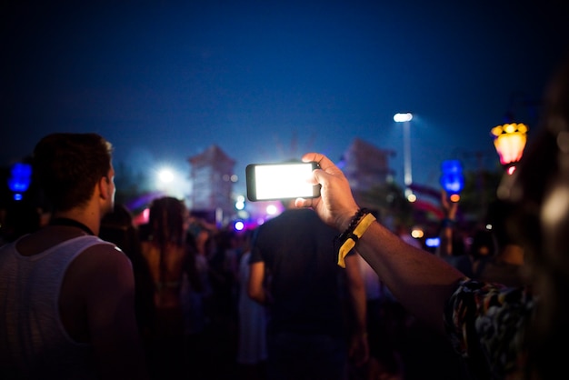 Personnes prenant des photos lors d&#39;un festival de concerts de musique