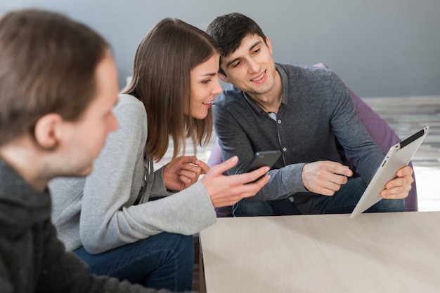 Personnes qui cherchent une tablette