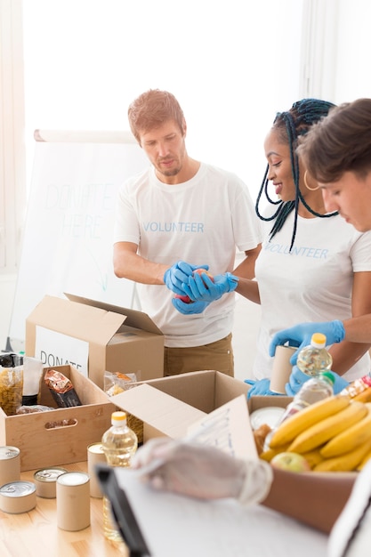 Photo gratuite les personnes qui s'occupent des dons