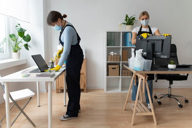 Les personnes qui s'occupent du nettoyage des bureaux