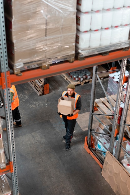 Photo gratuite les personnes qui s'occupent ensemble de la logistique des entrepôts