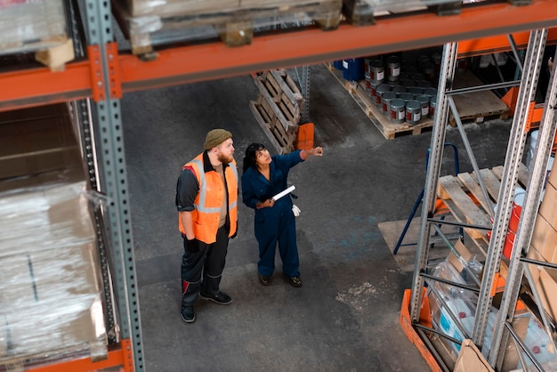 Les personnes qui s'occupent ensemble de la logistique des entrepôts