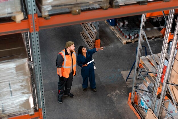 Les personnes qui s'occupent ensemble de la logistique des entrepôts