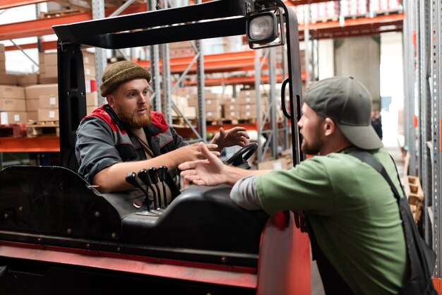 Les personnes qui s'occupent ensemble de la logistique des entrepôts