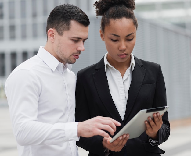 Personnes à la recherche sur ipad tir moyen