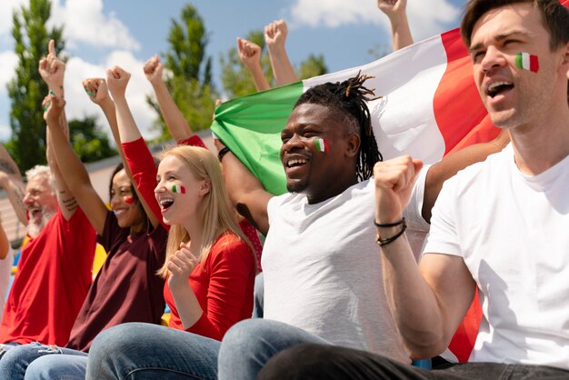 Personnes regardant un match de football ensemble