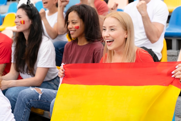 Photo gratuite personnes regardant un match de football ensemble