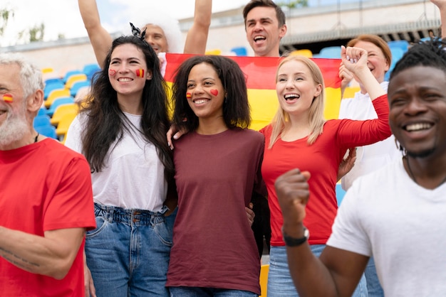 Photo gratuite personnes regardant un match de football ensemble