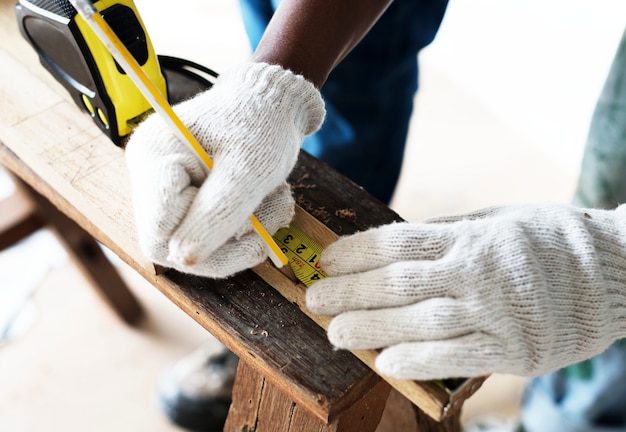 Personnes rénovant le concept de la maison