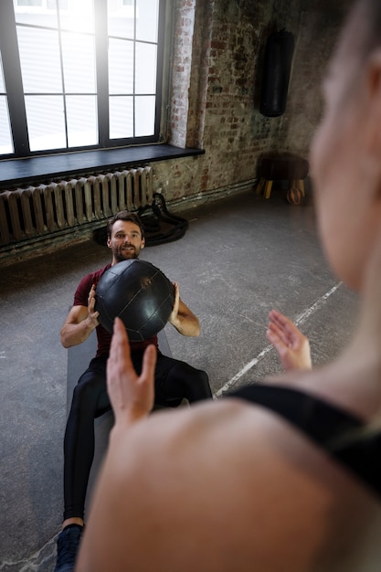 Photo gratuite personnes s'entraînant avec un ballon de gymnastique