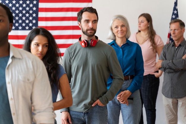 Photo gratuite personnes s'inscrivant pour voter aux états-unis