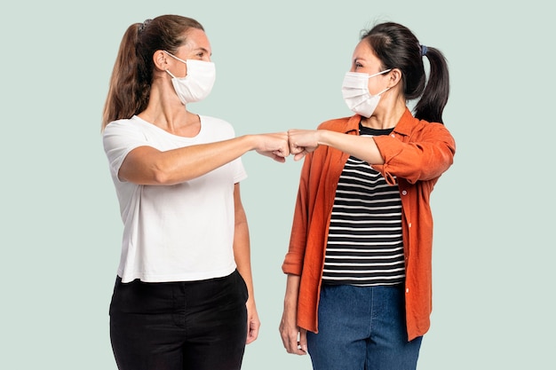 Personnes saluant avec des bosses de coude pour l'hygiène personnelle