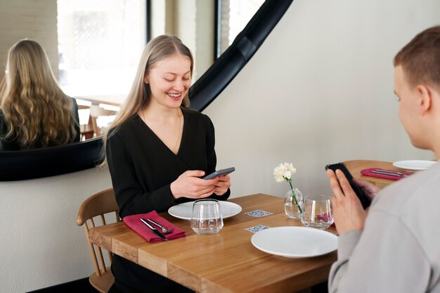 Personnes scannant des codes qr au restaurant