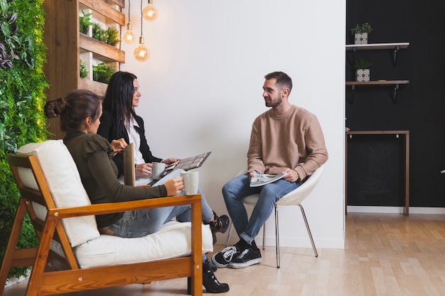 Personnes se reposant dans le bureau ensemble