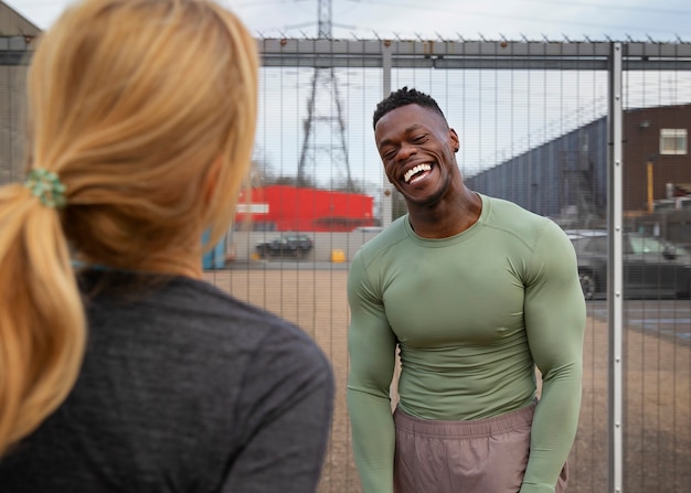 Photo gratuite personnes smiley coup moyen à l'extérieur