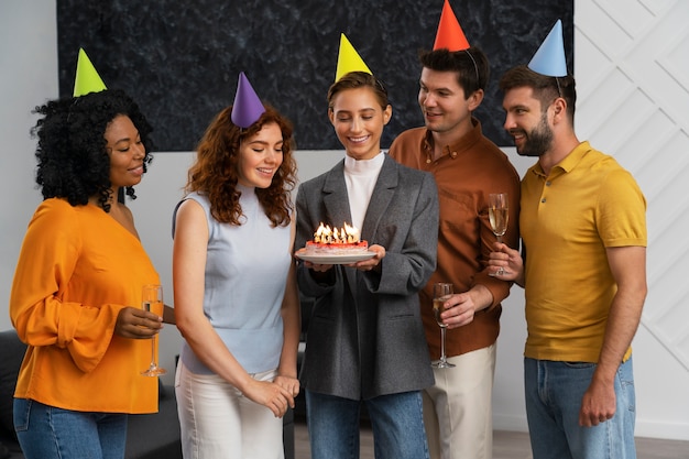 Personnes souriantes avec des chapeaux de fête vue de face