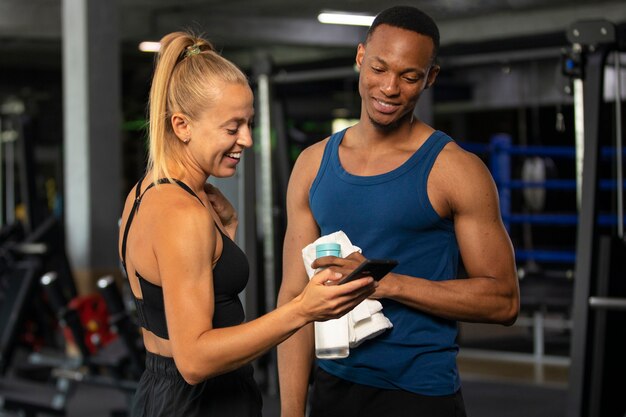 Personnes souriantes à coup moyen au gymnase