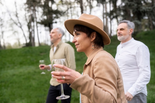 Personnes souriantes à coup moyen avec des boissons