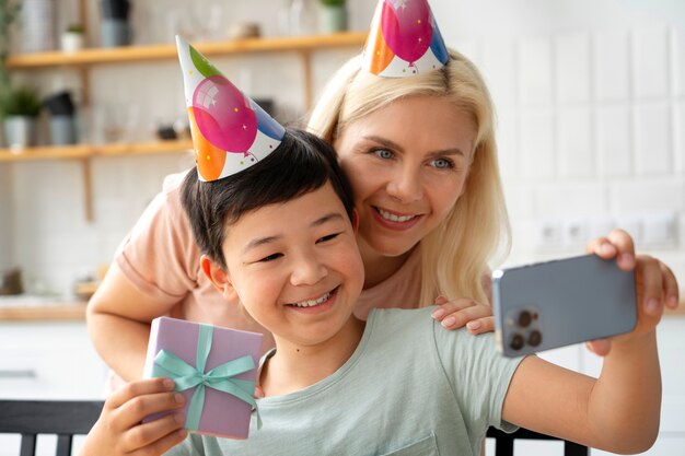 Personnes souriantes à coup moyen célébrant l'anniversaire