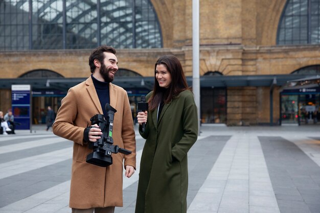 Personnes souriantes à coup moyen avec équipement