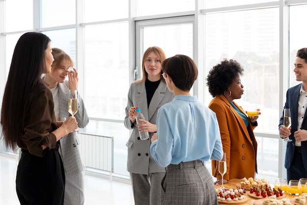 Personnes souriantes à coup moyen lors d'un événement d'affaires