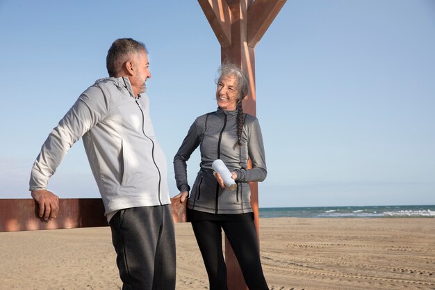 Personnes souriantes à coup moyen à la plage